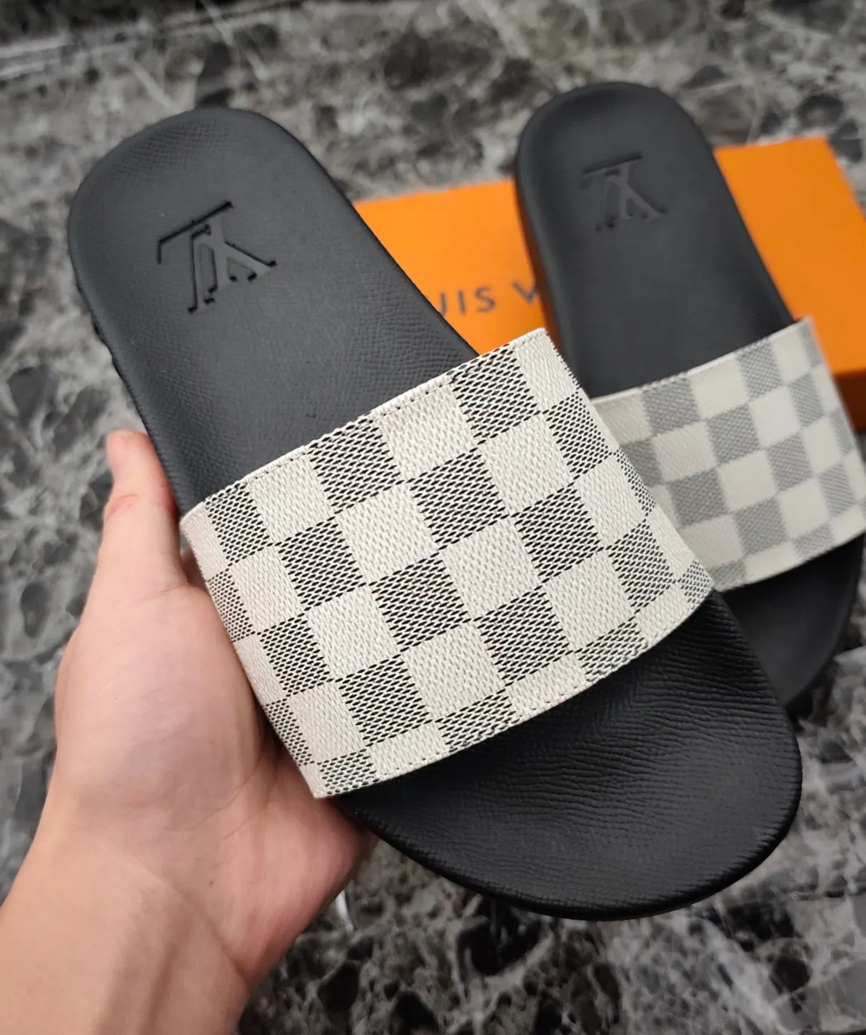 👟👟Ex-factory price 260👟👟 (available all year round), same style for men and women, size 35--48. Couple style🎗Louis Vuitton "LV" slippers, a much-anticipated one, so beautiful that it will melt your hearts❤! It is simply a masterpiece of extraordinary craftsmanship. It is a must-have for everyone. It is made by open mold. It feels Q-bounce and super soft on the feet. It is super delicate on the feet. It is an exclusive model. There are many layouts, so there is always one you like🎉🎉